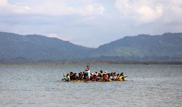 নাফ নদীতে ভাসছে রোহিঙ্গাবাহী নৌকা